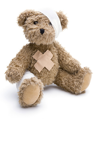 dieses Foto zeigt einen Teddybären mit Verband und Pflaster