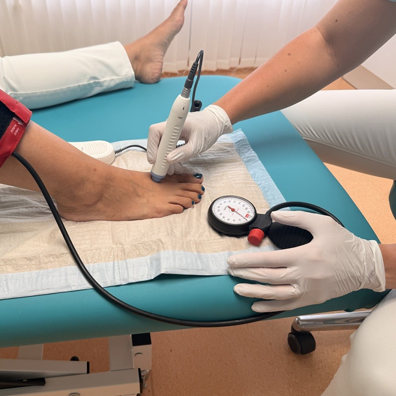 dieses Foto zeigt die Messung des Knöchel-Arm-Druck-Index KADI)